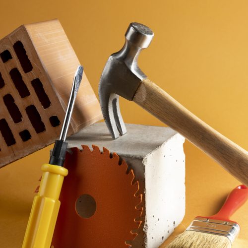 martelo-de-construcao-dentro-de-natureza-morta